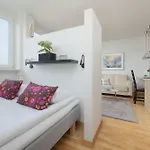 In Center Near The Capitol Theater By Renters شقة